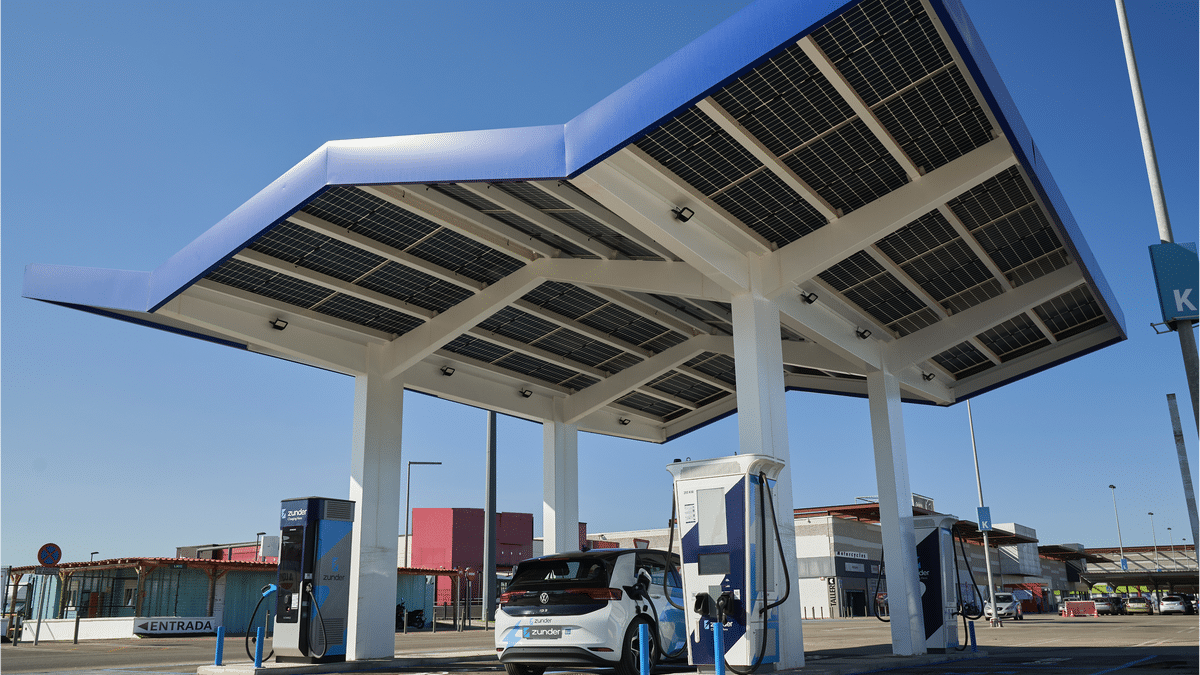 Marquesina solar con cargadores rápidos en Jerez
